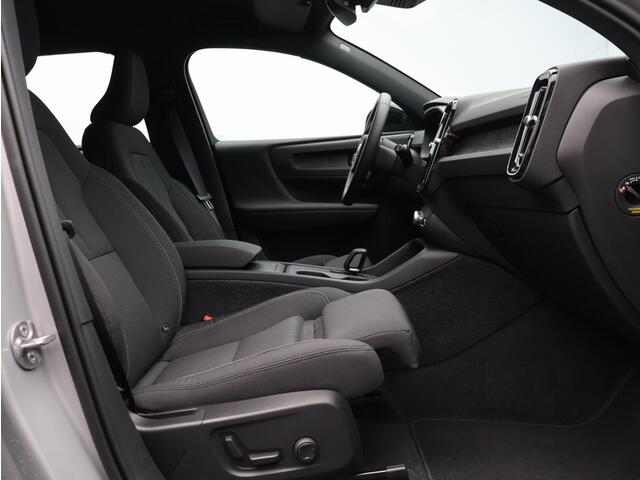 Volvo EX40 Single Motor Extended Range Plus 82 kWh / Trekhaak / Stoel- & Stuurwielverwarming / BLIS / Elek. verstelbare stoelen / Pilot Assist / 20'' / Achteruitrijcamera
