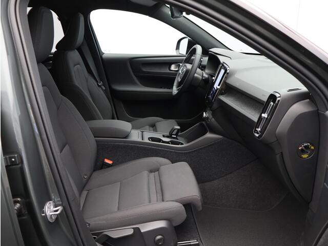 Volvo EX40 Single Motor Extended Range Plus 82 kWh / Stoel en stuurverwarming / Parkeercamera achter / BLIS / Pilot Assist / All Season banden / Extra getint glas achter /