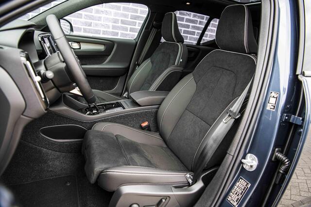 Volvo EX40 Single Motor Extended Range Ultra Black Edition | Harman Kardon | 20" | Panoramadak | Donker Glas | Power Seats |