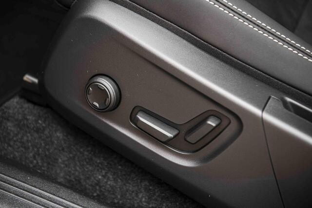 Volvo EX40 Single Motor Extended Range Ultra Black Edition | Harman Kardon | 20" | Panoramadak | Donker Glas | Power Seats |