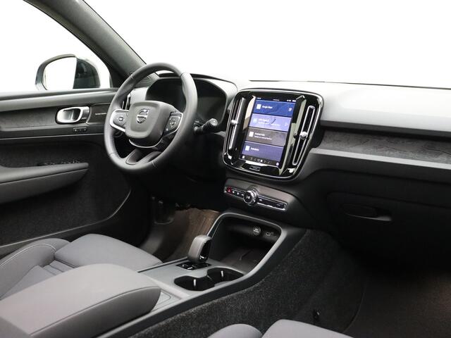 Volvo EX40 Extended Range Ultra 82 kWh / Harman en Kardon / Elektr. stoelen / Trekhaak / Panorama dak / Camera rondom / Stoel/- en stuurverwarming / Warmtepomp /