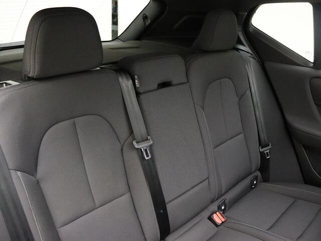 Volvo EX40 Extended Range Ultra 82 kWh / Harman en Kardon / Elektr. stoelen / Trekhaak / Panorama dak / Camera rondom / Stoel/- en stuurverwarming / Warmtepomp /