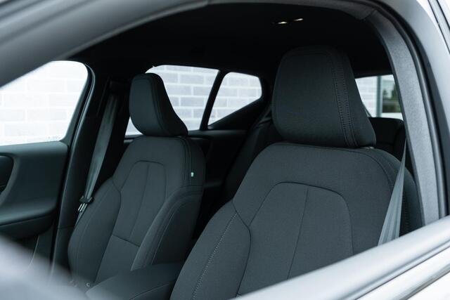 Volvo EX40 Black Edition Plus Extended Range | Op voorraad | Warmtepomp | 20" | Donker glas | Premium Audio