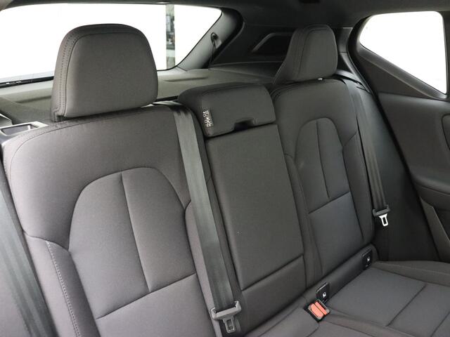 Volvo EX40 Extended Range Plus 82 kWh / Harman en Kardon audio / Stoel/- en stuurverwarming / Elektrische achterklep / Camera /