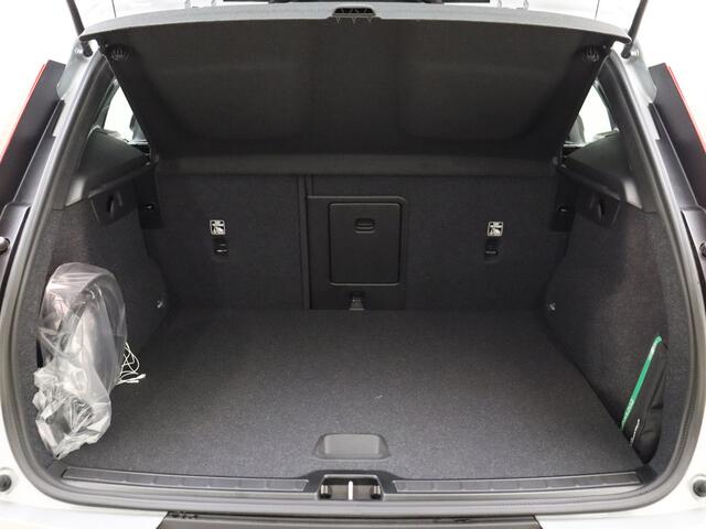 Volvo EX40 Extended Range Business Edition / Voorraadkorting ¤ 4800,- / Adapt. Cruise / BLIS / 360 Camera / Stoel + Stuurw. verwarming / getint glas / 19'' Velgen /