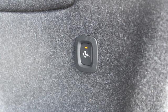 Volvo EX40 Extended Range Plus 82 kWh / Keyless entry / BLIS / Stoel/- en stuurverwarming / Trekhaak / Camera /