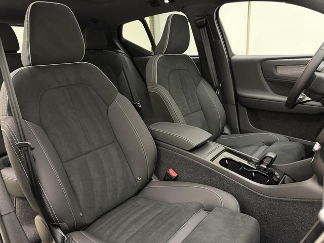 Volvo EX40 Extended Range Ultra Black Edition / Bumperdelen in exterieurkleur / Verlaagd / Zijprofielen / Dakspoiler / Harman en Kardon audio / Panorama dak / Stoel/- en stuurverarming /