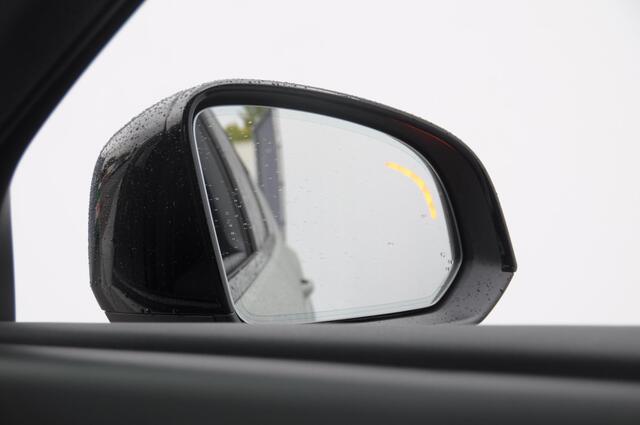 Volvo EX40 252PK Automaat Extended Range Ultra Panoramadak / 360 Camera / Apple carplay / Android auto / Elektrisch bedienbare voorstoelen / Pilot assist / Adaptive cruise control / Harman kardon audio / All season banden / Stoelverwarming voor / Warmtepomp