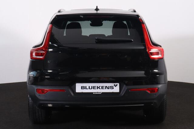 Volvo EX40 Ultra Black Ed. 82 kWh -Panorama/schuifdak - IntelliSafe Assist & Surround - 360º Camera - Harman/Kardon audio - Verwarmde voorstoelen, stuur & achterbank - Parkeersensoren voor & achter - Elektr. bedienb. voorstoelen met geheugen links - Draadloze tel. l