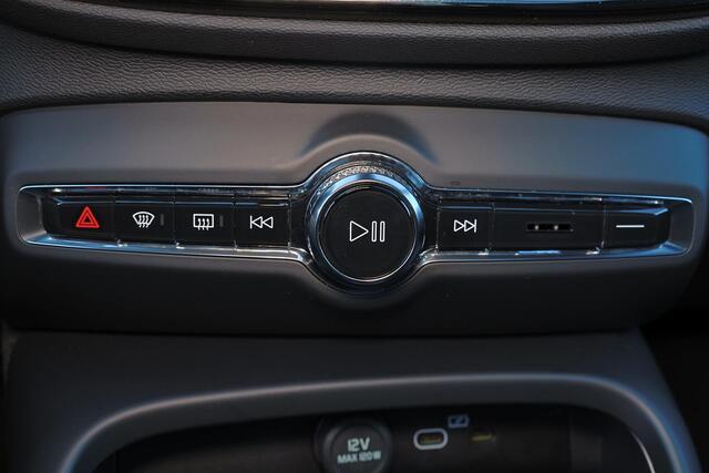 Volvo EX40 Ultra Black Ed. 82 kWh -Panorama/schuifdak - IntelliSafe Assist & Surround - 360º Camera - Harman/Kardon audio - Verwarmde voorstoelen, stuur & achterbank - Parkeersensoren voor & achter - Elektr. bedienb. voorstoelen met geheugen links - Draadloze tel. l