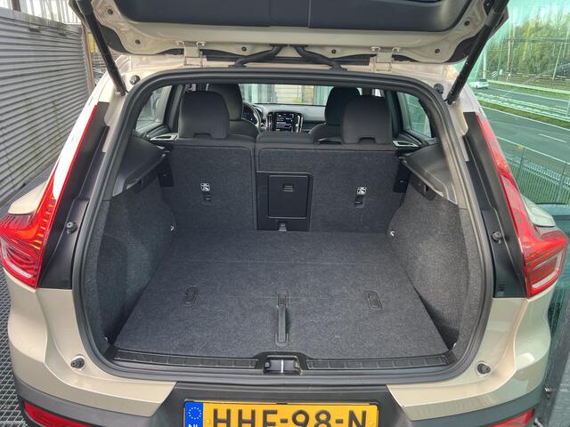Volvo EX40 Single Motor Extended Range Plus 82 kWh Verwarmde voorstoelen, Verwarmd stuur, Keyless entry, semi electrische trekhaak, Parkeerverwarming.