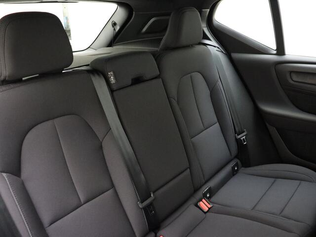 Volvo EX40 Extended Range Plus / Trekhaak / Camera / ACC / Blis /Stoelverwarming/ All seasons / Warmtepomp