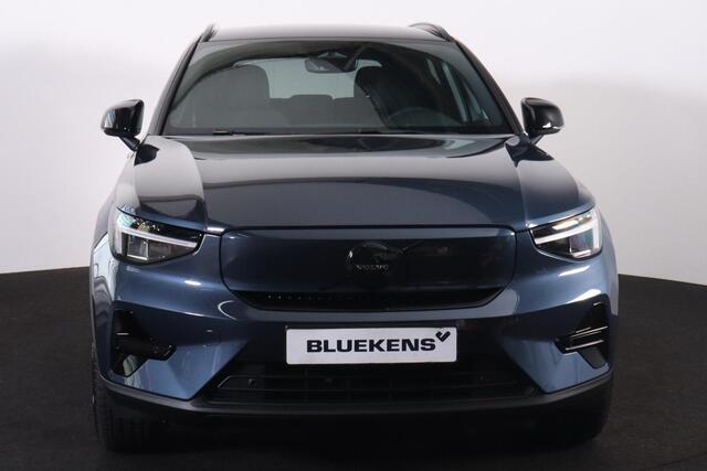Volvo EX40 Extended Range Plus Black Ed. 82 kWh - IntelliSafe Assist & Surround - 20' LMV - Harman Kardon - Verwarmbare voorstoelen - Verwarmbaar stuur - Parkeercamera achter - Contrasterend dak - Getint glas v.a. B-stijl - Parkeersensoren voor & achter - Keyless - 
