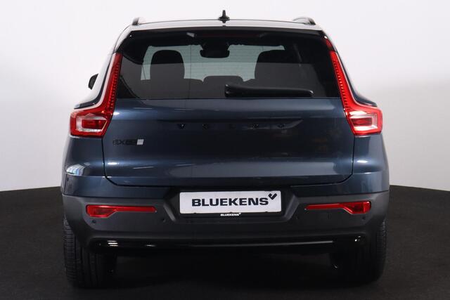 Volvo EX40 Extended Range Plus Black Ed. 82 kWh - IntelliSafe Assist & Surround - 20' LMV - Harman Kardon - Verwarmbare voorstoelen - Verwarmbaar stuur - Parkeercamera achter - Contrasterend dak - Getint glas v.a. B-stijl - Parkeersensoren voor & achter - Keyless - 