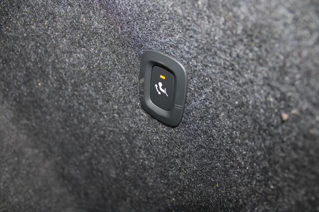 Volvo EX40 Single Motor Extended Range Plus 82 kWh | Trekhaak | Stoelverwarming | Warmtepomp