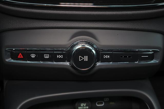 Volvo EX40 Extended Range Ultra 82 kWh - Panorama/schuifdak - IntelliSafe Assist & Surround - 360º Camera - Harman/Kardon audio - Verwarmde voorstoelen, stuur & achterbank - Parkeersensoren voor & achter - Elektr. bedienb. voorstoelen met geheugen links - Draadloze 