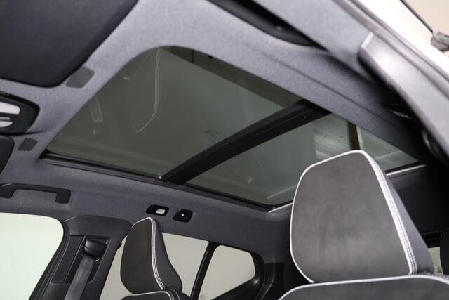 Volvo EX40 Twin Performance Ultra - Panorama/schuifdak - IntelliSafe Assist & Surround - 360º Camera - Harman/Kardon audio - Verwarmde voorstoelen, stuur & achterbank - Parkeersensoren voor & achter - Elektr. bedienb. voorstoelen met geheugen links - Draadloze tel.
