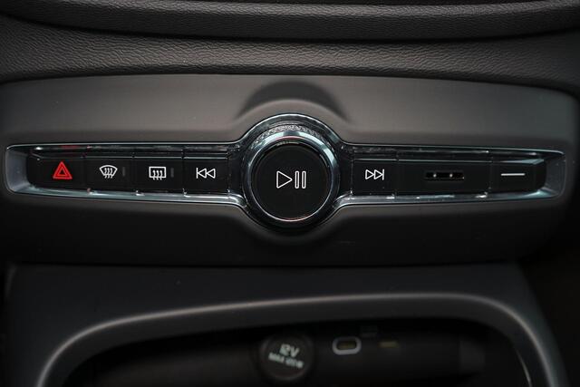 Volvo EX40 Twin Performance Ultra - Panorama/schuifdak - IntelliSafe Assist & Surround - 360º Camera - Harman/Kardon audio - Verwarmde voorstoelen, stuur & achterbank - Parkeersensoren voor & achter - Elektr. bedienb. voorstoelen met geheugen links - Draadloze tel.