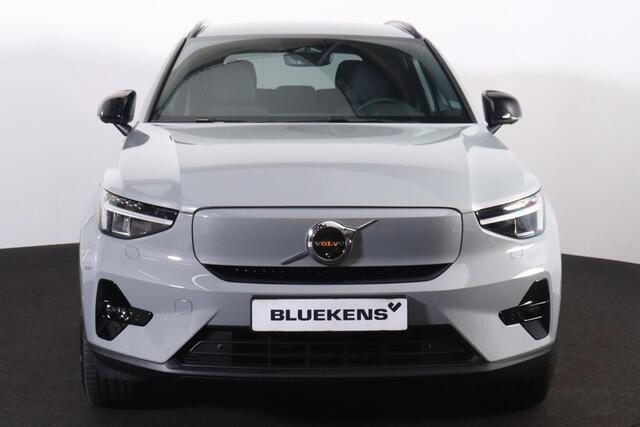 Volvo EX40 Extended Range Plus 82 kWh - IntelliSafe Assist & Surround - 360º Camera - Verwarmde voorstoelen, stuur & achterbank - Parkeersensoren voor & achter - Elektr. bedienb. bestuurdersstoel met geheugen - Draadloze tel. lader - Warmtepomp - Extra getint glas -