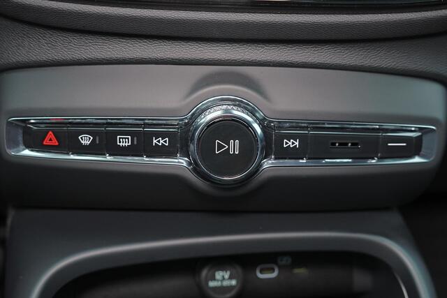 Volvo EX40 Extended Range Plus 82 kWh - IntelliSafe Assist & Surround - 360º Camera - Verwarmde voorstoelen, stuur & achterbank - Parkeersensoren voor & achter - Elektr. bedienb. bestuurdersstoel met geheugen - Draadloze tel. lader - Warmtepomp - Extra getint glas -