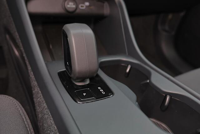 Volvo EX40 Extended Range Plus 82 kWh - IntelliSafe Assist & Surround - 360º Camera - Verwarmde voorstoelen, stuur & achterbank - Parkeersensoren voor & achter - Elektr. bedienb. bestuurdersstoel met geheugen - Draadloze tel. lader - Warmtepomp - Extra getint glas -