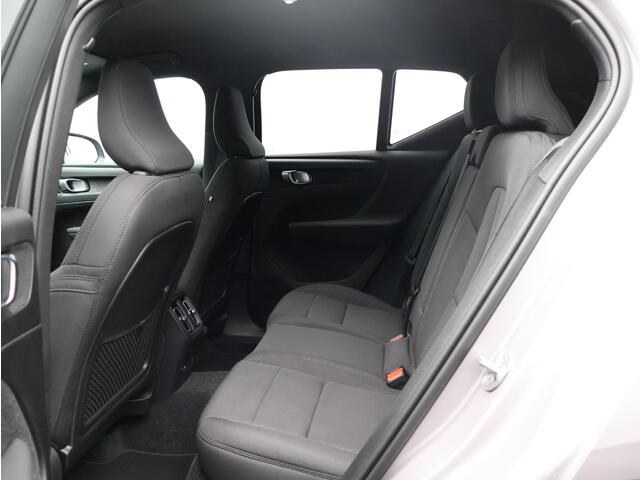 Volvo EX40 Single Motor 252PK Extended Range Core 82 kWh / Business Edition / All Season Banden / Verwarmbare Voorstoelen + Stuurwiel / 19" / Harman Kardon / BLIS / Adaptive Cruise /