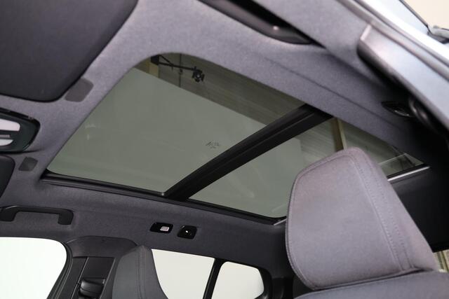 Volvo EX40 Performance Ultra 82 kWh - Panorama/schuifdak - IntelliSafe Assist & Surround - 360º Camera - Harman/Kardon audio - Verwarmde voorstoelen, stuur & achterbank - Parkeersensoren voor & achter - Elektr. bedienb. voorstoelen met geheugen links - Draadloze tel