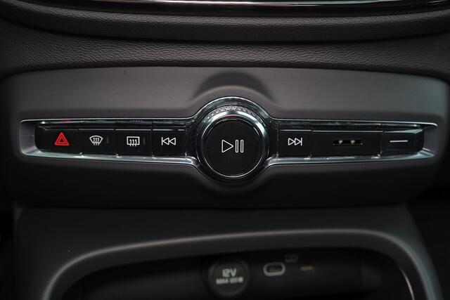 Volvo EX40 Extended Range Ultra Black Ed. 82 kWh - Panorama/schuifdak - IntelliSafe Assist & Surround - 360º Camera - Harman/Kardon audio - Verwarmde voorstoelen, stuur & achterbank - Parkeersensoren voor & achter - Elektr. bedienb. voorstoelen met geheugen links -