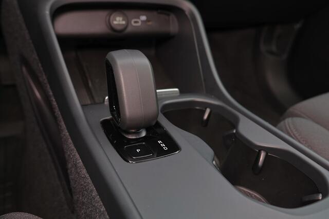 Volvo EX40 Extended Range Ultra Black Ed. 82 kWh - Panorama/schuifdak - IntelliSafe Assist & Surround - 360º Camera - Harman/Kardon audio - Verwarmde voorstoelen, stuur & achterbank - Parkeersensoren voor & achter - Elektr. bedienb. voorstoelen met geheugen links -