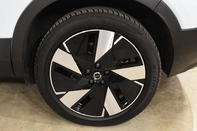 Volvo EX40 252PK Single Motor Extended Range Plus 82 kWh Navigatie / Camera / Adaptive Cruise control / Stuur & Stoelverwarming / Trekhaak / Elektr. achterklep / 19" LM Velgen