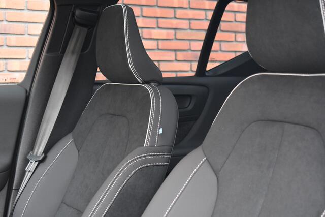 Volvo EX40 Twin Motor 408PK Ultra Black Edition 82 kWh | Sidebars |