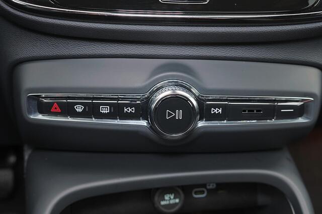 Volvo EX40 Recharge Twin Ultimate 82 kWh - Panorama/schuifdak - IntelliSafe Assist & Surround - 360º Camera - Harman/Kardon audio - Verwarmde voorstoelen, stuur & achterbank - Parkeersensoren voor & achter - Elektr. bedienb. voorstoelen met geheugen links - Warmtepo