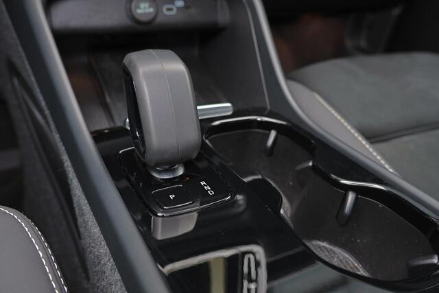 Volvo EX40 Recharge Twin Ultimate 82 kWh - Panorama/schuifdak - IntelliSafe Assist & Surround - 360º Camera - Harman/Kardon audio - Verwarmde voorstoelen, stuur & achterbank - Parkeersensoren voor & achter - Elektr. bedienb. voorstoelen met geheugen links - Warmtepo