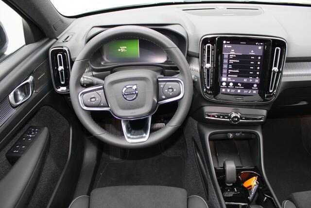 Volvo EX40 Single Moto ER Plus 82 kWh | Direct leverbaar | Lounge Pakket | 360 graden camera | Zwart Dak