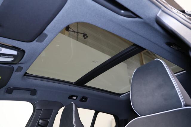 Volvo EX40 Performance Ultra Black Edition 82 kWh - Panorama/schuifdak - IntelliSafe Assist & Surround - 360º Camera - Harman/Kardon audio - Verwarmde voorstoelen, stuur & achterbank - Parkeersensoren voor & achter - Elektr. bedienb. voorstoelen met geheugen links -