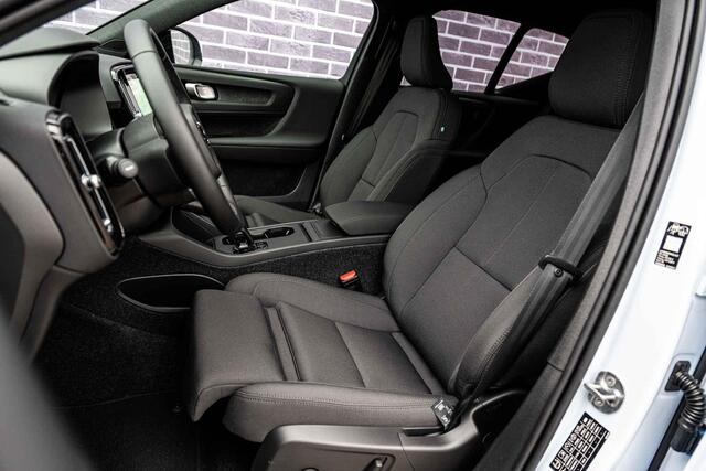 Volvo EX40 Single Motor Plus Europa 70 kWh | Adaptive Cruise Control | BLIS | Harman / Kardon | Stoelverwarming voor & achter | Stuuverwarming | Keyless | Memory | Elektrische Stoelen | Parkeercamera |