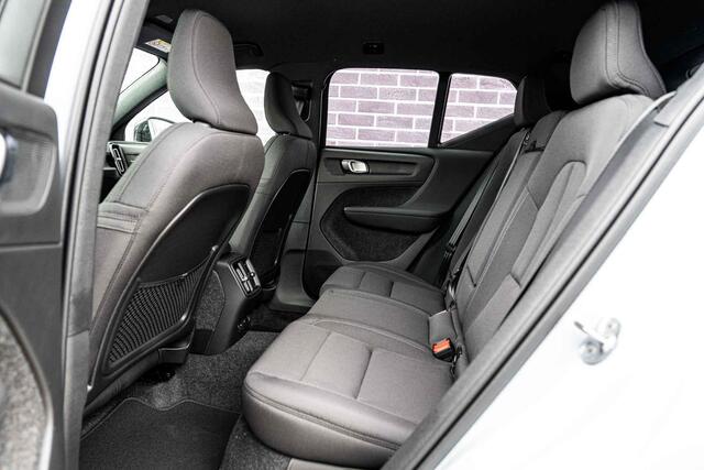 Volvo EX40 Single Motor Plus Europa 70 kWh | Adaptive Cruise Control | BLIS | Harman / Kardon | Stoelverwarming voor & achter | Stuuverwarming | Keyless | Memory | Elektrische Stoelen | Parkeercamera |