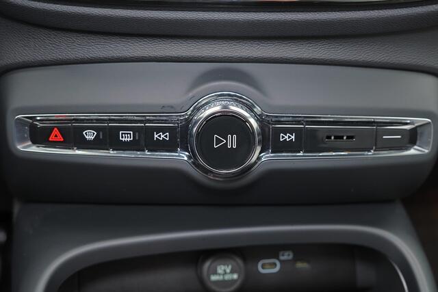 Volvo EX40 Performance Ultra 82 kWh - Panorama/schuifdak - IntelliSafe Assist & Surround - 360º Camera - Harman/Kardon audio - Verwarmde voorstoelen, stuur & achterbank - Parkeersensoren voor & achter - Elektr. bedienb. voorstoelen met geheugen links - Draadloze tel