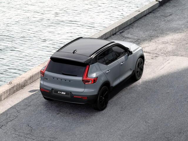 Volvo EX40 Single Motor Extended Range Plus Black Edition Automaat / Panoramadak / Microtech Nubuck interieur / 20" velgen / Privacy Glass