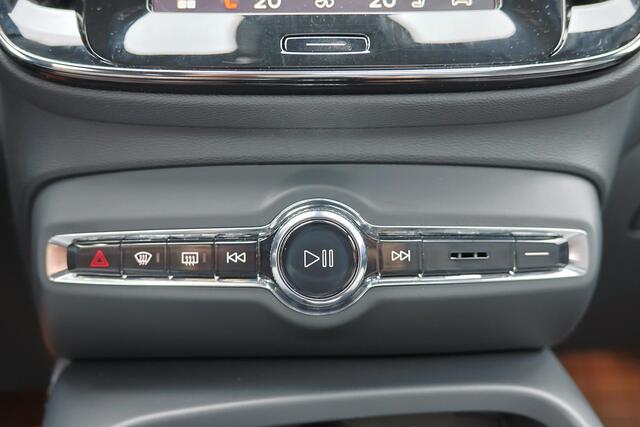 Volvo EX40 Performance Ultra 82 kWh - Panorama/schuifdak - IntelliSafe Assist & Surround - 360º Camera - Harman/Kardon audio - Verwarmde voorstoelen, stuur & achterbank - Parkeersensoren voor & achter - Elektr. bedienb. voorstoelen met geheugen links - Draadloze tel