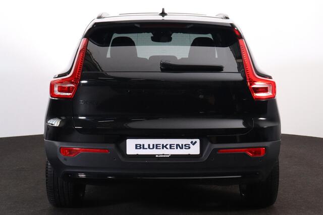 Volvo EX40 Performance Ultra Black Edition 82 kWh - Panorama/schuifdak - IntelliSafe Assist & Surround - 360º Camera - Harman/Kardon audio - Verwarmde voorstoelen, stuur & achterbank - Parkeersensoren voor & achter - Elektr. bedienb. voorstoelen met geheugen links -