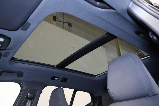 Volvo EX40 Performance Ultra Black Edition 82 kWh - Panorama/schuifdak - IntelliSafe Assist & Surround - 360º Camera - Harman/Kardon audio - Verwarmde voorstoelen, stuur & achterbank - Parkeersensoren voor & achter - Elektr. bedienb. voorstoelen met geheugen links -