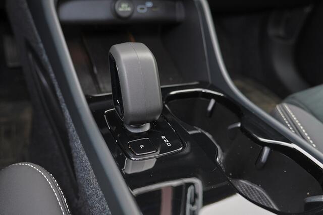 Volvo EX40 Performance Ultra 82 kWh - Panorama/schuifdak - IntelliSafe Assist & Surround - 360º Camera - Harman/Kardon audio - Verwarmde voorstoelen, stuur & achterbank - Parkeersensoren voor & achter - Elektr. bedienb. voorstoelen met geheugen links - Draadloze tel