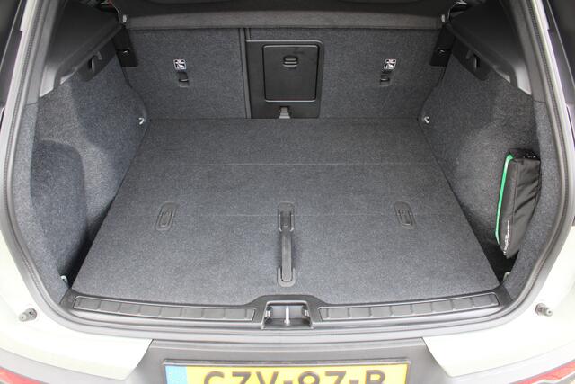 Volvo EX40 Extended Range Plus 82 kWh | El. Trekhaak | 360 Camera | Adapt. Cruise | BLIS | Verw. Voorstoelen + Stuurwiel | DAB |