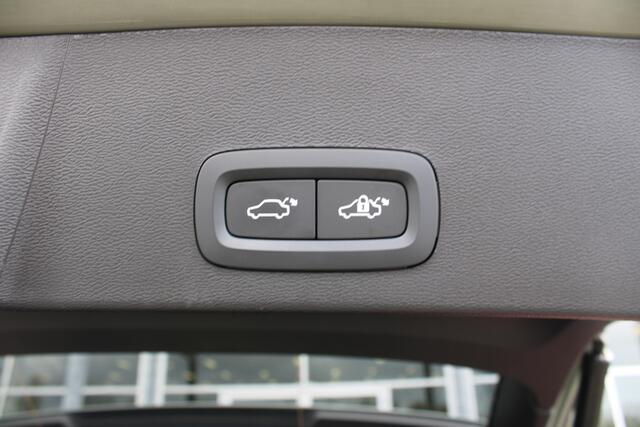 Volvo EX40 Extended Range Plus 82 kWh | El. Trekhaak | 360 Camera | Adapt. Cruise | BLIS | Verw. Voorstoelen + Stuurwiel | DAB |