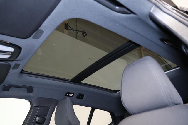 Volvo EX40 Performance Ultra Black Edition 82 kWh - Panorama/schuifdak - IntelliSafe Assist & Surround - 360º Camera - Harman/Kardon audio - Verwarmde voorstoelen, stuur & achterbank - Parkeersensoren voor & achter - Elektr. bedienb. voorstoelen met geheugen links -