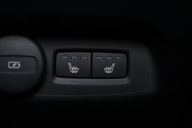 Volvo EX40 Performance Ultra Black Edition 82 kWh - Panorama/schuifdak - IntelliSafe Assist & Surround - 360º Camera - Harman/Kardon audio - Verwarmde voorstoelen, stuur & achterbank - Parkeersensoren voor & achter - Elektr. bedienb. voorstoelen met geheugen links -