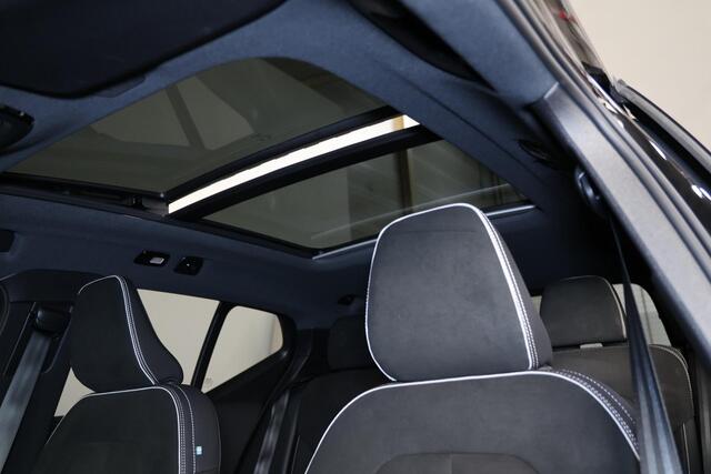 Volvo EX40 Performance Ultra Black Edition 82 kWh - Panorama/schuifdak - IntelliSafe Assist & Surround - 360º Camera - Harman/Kardon audio - Verwarmde voorstoelen, stuur & achterbank - Parkeersensoren voor & achter - Elektr. bedienb. voorstoelen met geheugen links -