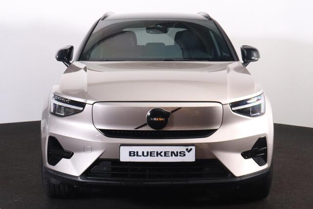 Volvo EX40 Extended Range Plus 82 kWh - IntelliSafe Assist & Surround - Parkeercamera achter - Verwarmde voorstoelen & stuur - Parkeersensoren voor & achter - Draadloze tel. lader - Warmtepomp - Extra getint glas - Elektr. inklapbare trekhaak - 21' LMV