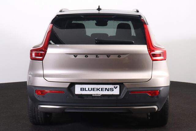 Volvo EX40 Extended Range Plus 82 kWh - IntelliSafe Assist & Surround - Parkeercamera achter - Verwarmde voorstoelen & stuur - Parkeersensoren voor & achter - Draadloze tel. lader - Warmtepomp - Extra getint glas - Elektr. inklapbare trekhaak - 21' LMV